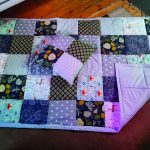 Foto von selbstgenähter Patchwork-Decke